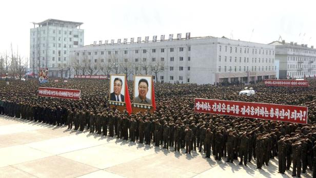 North Koreans attend a rally held to gather their willingness for a victory in a possible war against the United States and South Korea in Nampo, North Korea, April 3, 2013 in this picture released by the North&#039;s official KCNA news agency in Pyongyang on Wednesday. REUTERS/KCNA (NORTH KOREA - Tags: POLITICS MILITARY) ATTENTION EDITORS - THIS PICTURE WAS PROVIDED BY A THIRD PARTY. REUTERS IS UNABLE TO INDEPENDENTLY VERIFY THE AUTHENTICITY, CONTENT, LOCATION OR DATE OF THIS IMAGE. THIS PICTURE IS DISTRIBUTED EXACTLY AS RECEIVED BY REUTERS, AS A RVICE TO CLIENTS. NO THIRD PARTY SALES. NOT FOR USE BY REUTERS THIRD PARTY DISTRIBUTORS