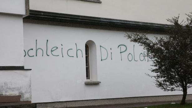 Schmieraktion auf Wand von Pfarrkirche