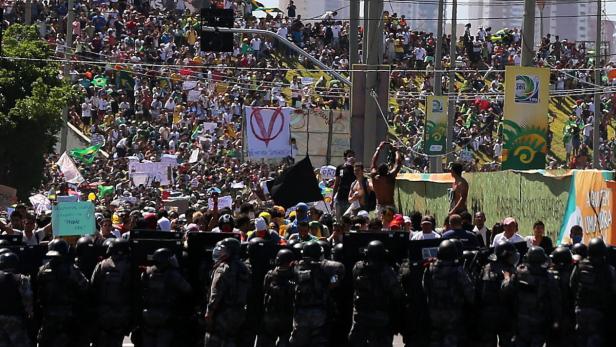 Während des Confed-Cups 2013 war es in Brasilien zu teils heftigen Demonstrationen gekommen.