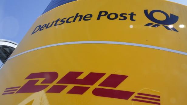 Das Logo der Deutschen Post DHL Group auf gelbem Grund.