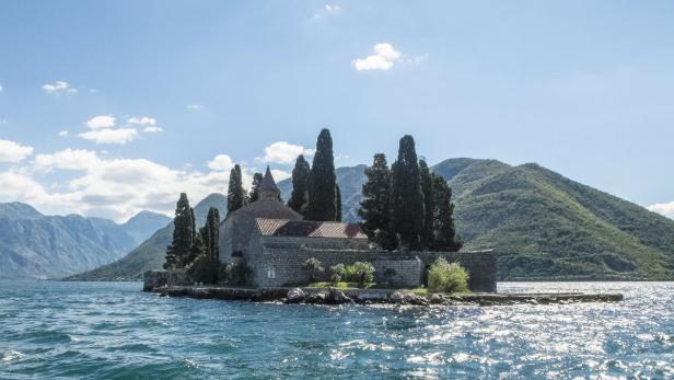 Malerisch liegt die kleinen Insel Sveti Đorđe in der Bucht vor Kotor