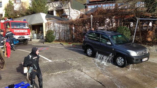 Die Feuerwehr barg den Jeep