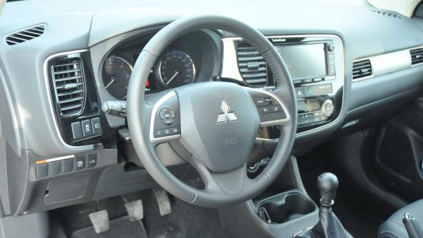 Das Interieur eines Mitsubishi Outlander mit Fokus auf Lenkrad und Armaturenbrett.