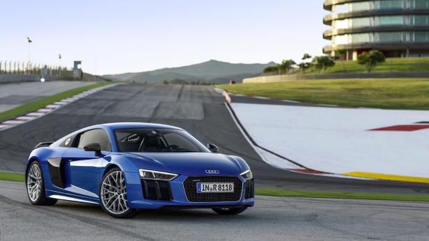 Ein blauer Audi R8 steht auf einer Rennstrecke.