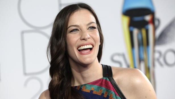 Liv Tyler lächelt auf dem roten Teppich.