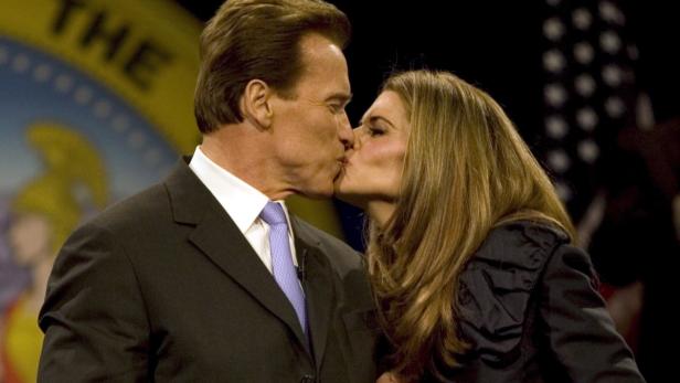 Arnold Schwarzenegger und Maria Shriver küssen sich.