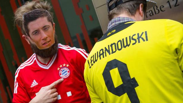 Zwei Fußball-Fans mit Gesicht und Trikot von Lewandowski.