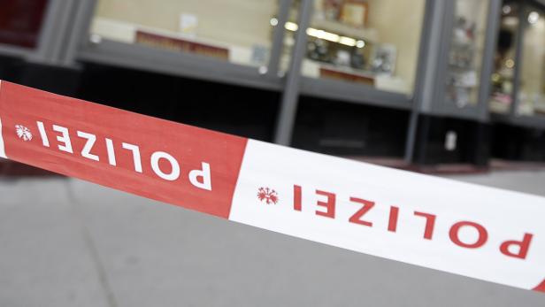 APA11852780 - 12032013 - WIEN - ÖSTERREICH: Vier Männer haben am Dienstag, 12. März 2013, einen Juwelier in der Wiener Innenstadt überfallen. Mit einer Pistole und einer Axt betraten die Räuber den Uhren- und Schmuckhändler. Sie zertrümmerten die Vitrinen und konnten mit der Beute flüchten. APA-FOTO: GEORG HOCHMUTH
