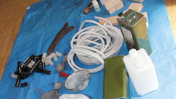 Verschiedene Gegenstände liegen auf einer blauen Plane.