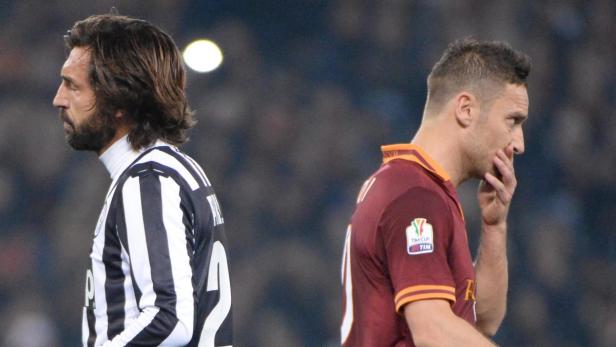 Auf Ballhöhe: Andrea Pirlo und Francesco Totti (re.) treffen im Schlager der Serie A aufeinander.