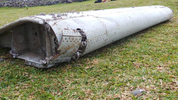 Das Wrackteil, das am Samstagmorgen in Frankreich zu weiteren Untersuchungen eingetroffen ist. Es könnte von der vermissten Boeing 777 Flug MH370 stammen.