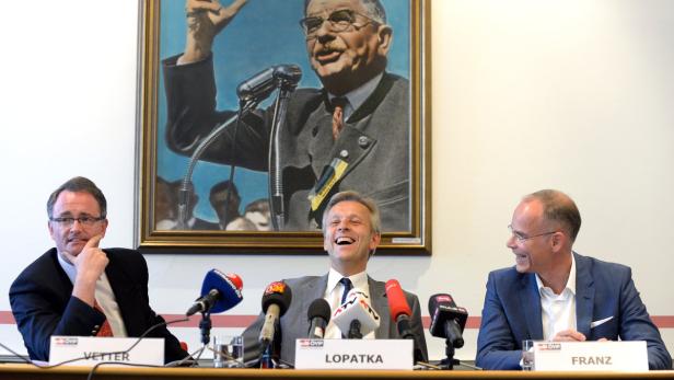 ÖVP-Klubobmann Reinhold Lopatka (Mitte) hat gut lachen: Mit zwei Abgeordneten mehr in der ÖVP lässt es sich einfacher leben. Den ehemaligen Team Stronach-Abgeordneten Georg Vetter (l.) und Marcus Franz drohen nun rechtliche Schritte.