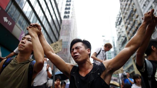 Erschüttert ob der Gewalt setzen junge Hongkonger auch unter Tränen ihren Protest fort