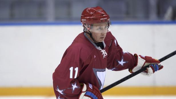 Wladimir Putin in Eishockeyausrüstung auf dem Eis.