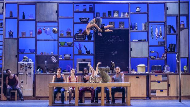 Szene aus der Eröffnung mit der kanadischen Compagnie "The 7 Fingers" in der Grazer Oper