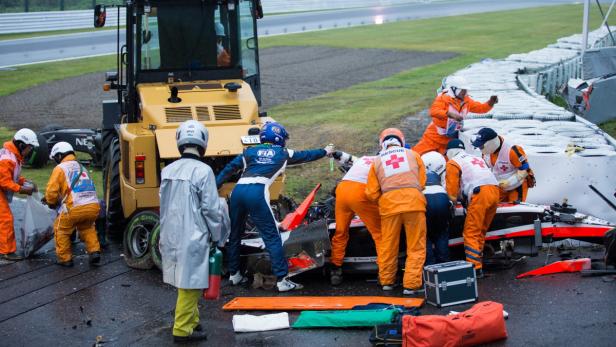 Rettungskräfte kümmern sich um Jules Bianchi.
