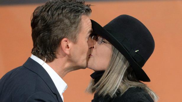 Hugh Grant küsst Diane Keaton auf den Mund.
