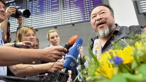 Erste Interviews des regimekritischen chinesichen Kunststars am Münchner Flughafen