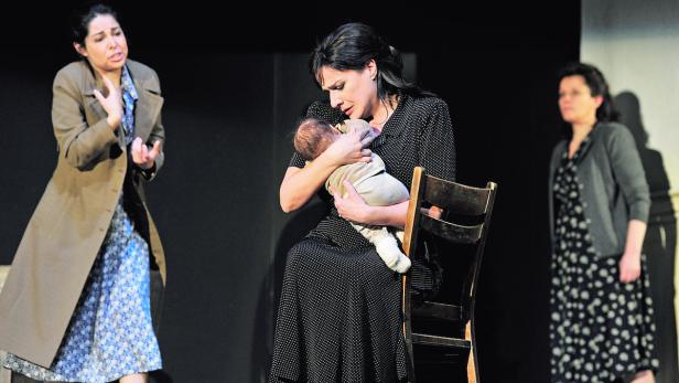 Cecilia Bartoli (Mitte) begeistert wieder in der Titelrolle in Vincenzo Bellinis &quot;Norma&quot;