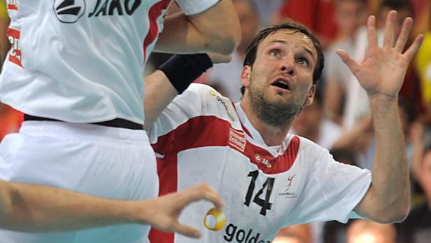 epa03256442 Austrian player Janko Bozovic (L) tries to pass to teammate Viktor Szilagyi (R) during the handball world championship qualification play-off match between between FYR Macedonia and Austria in Skopje, The Former Yugoslav Republic of Macedonia, 09 June 2012. EPA/NAKE BATEV