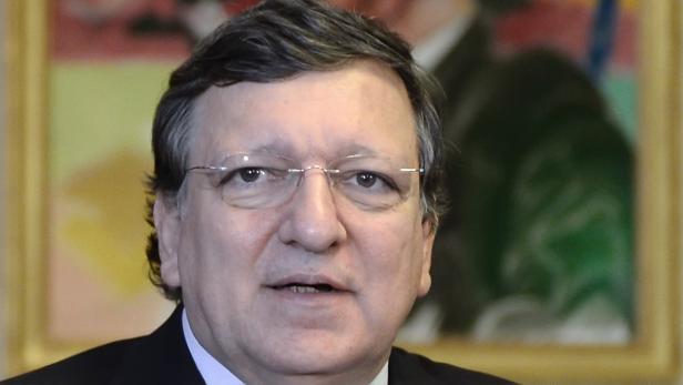 Ein Porträt von José Manuel Barroso mit Brille vor einem Gemälde.