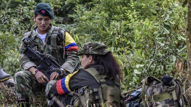 Weibliche Mitglieder der FARC in den Bergen Kolumbiens
