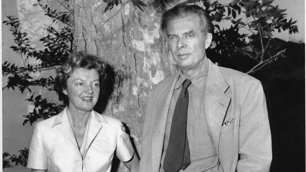 Aldous Huxley (1894 - 1963): „Wie wäre es, wenn ich könnte, wie ich wollte; wenn ich frei wäre, nicht mehr der Sklave meiner Normung?“ „Sigmund, du sagst
so grauenhafte Sachen.“ Schöne neue Welt - von Aldous Huxley