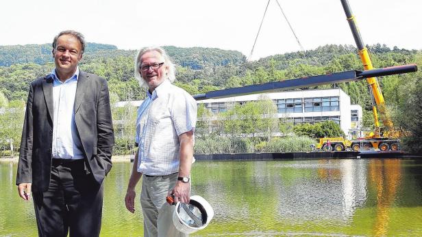 Meinhard Lukas mit Architekt Maximilian Luger vor dem Universitätsteich, wo eine 400 Quadratmeter große Eventlocation errichtet wird.