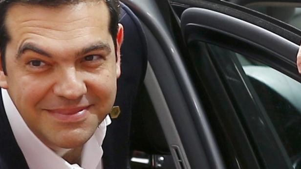 Alexis Tsipras steigt aus einem Auto.