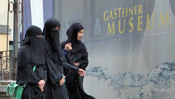 Alltag in Bad Gastein: Arabische Touristen beim Bummeln