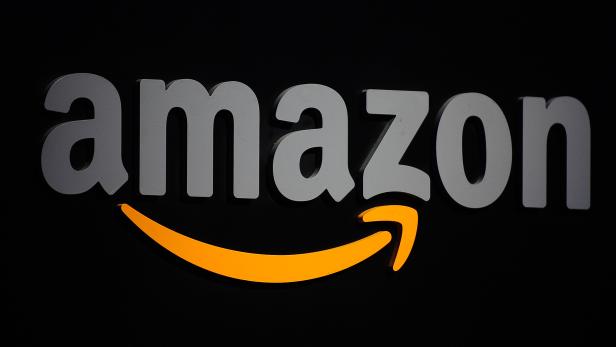 Das Amazon-Logo vor einem schwarzen Hintergrund.