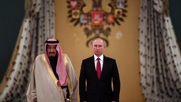 Russian President Vladimir Putin (R) and Saudi Arabia's King Salman attend a welcoming ceremony ahead of their talks in the Kremlin in Moscow
