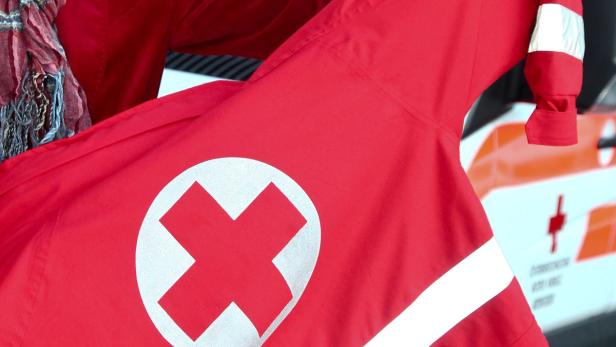 Eine rote Jacke mit dem Logo des Deutschen Roten Kreuzes.