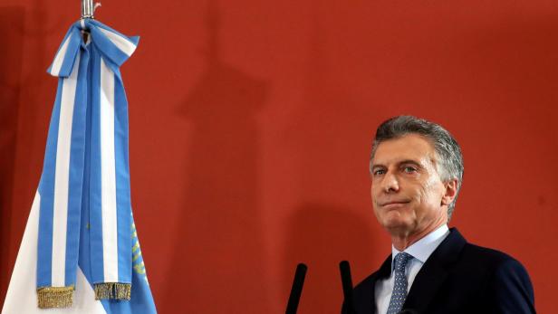 Mauricio Macri bei einer Rede neben der Flagge Argentiniens.