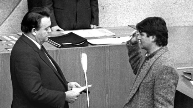 12.12.1985, Wiesbaden: Joschka Fischer legt vor Ministerpräsident Börner den Amtseid ab.