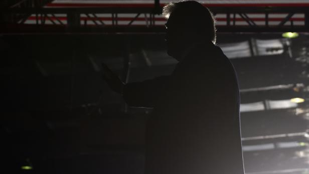 Die Silhouette von Donald Trump bei einer Wahlkampfveranstaltung in den USA.