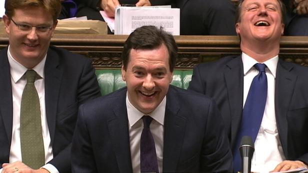 Für derbe Scherze hatten sie schon in ihren elitären Studententagen in Oxford Sinn: Schatzkanzler George Osborne und Premier David Cameron – hier gemeinsam mit Finanz-Staatssekretär Danny Alexander (li.).