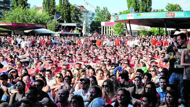 Hoffnungsvoll: Die Menschenmasse bei der Strandbar Herrmann