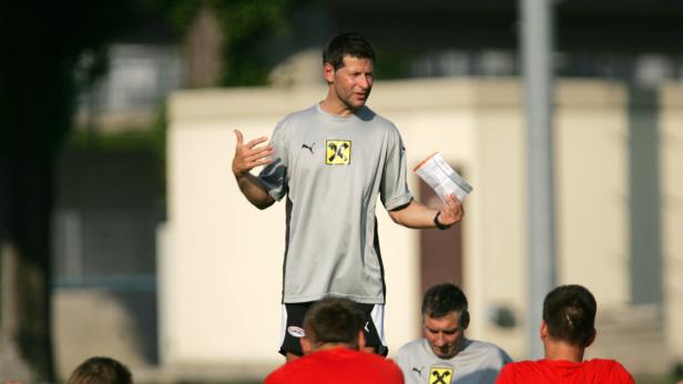 Ein Fußballtrainer erklärt seiner Mannschaft die Taktik.