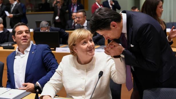 Die europäische Mitte - Deutschlands Kanzlerin Angela Merkel zwischen Griechenlands Premier Tsipras (l.) und Italiens Premier Conte