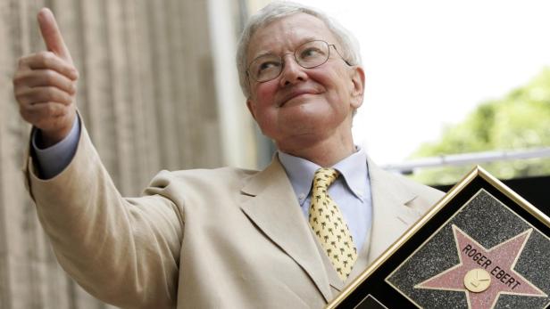 Movie critic Roger Ebert gives the thumbs-up after Roger Ebert posiert mit seinem Stern auf dem Hollywood Walk of Fame.
