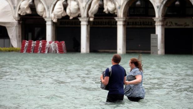 Venedigs Markusplatz stand eineinhalb Meter unter Wasser
