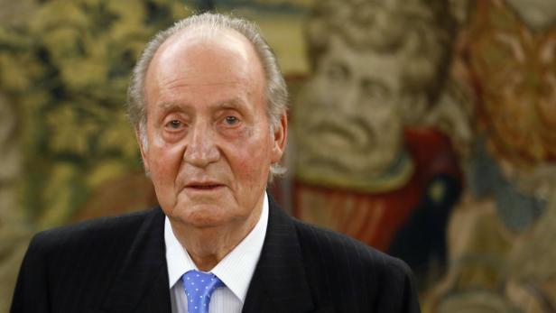 Juan Carlos I., der ehemalige König von Spanien, blickt in die Kamera.