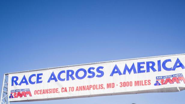 Ein Banner für „Race Across America“ mit der Aufschrift „Oceanside, CA to Annapolis, MD - 3000 Miles“.
