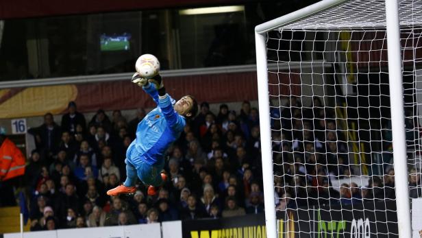 epa03650230 Yann Sommer of FC Basel saves a shot during their UEFA Europa League quarter final first leg match between Tottenham Hotspur and FC Basel at the White Hart Lane Stadium in London, Britain, 04 April 2013. EPA/KERIM OKTEN