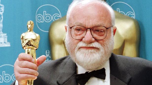 Sidney Lumet hält eine Oscar-Statue in der Hand.