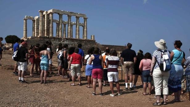Touristen besuchen den Poseidon-Tempel in Sounion, östlich von Athen.