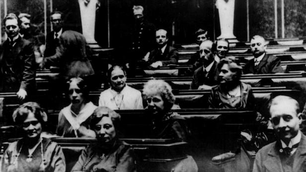Mutige Vorkämpferinnen: Die ersten Frauen im Parlament
