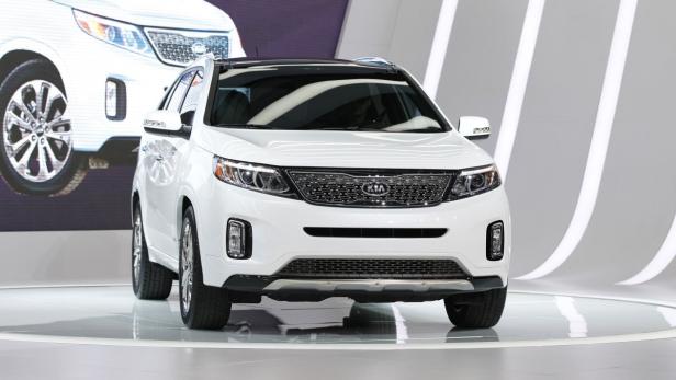 The 2014 Kia Sorento is presented at the 2012 Los Angeles Auto Show in Los Angeles, California November 28, 2012. REUTERS/Mario Anzuoni (UNITED STATES - Tags: TRANSPORT BUSINESS)