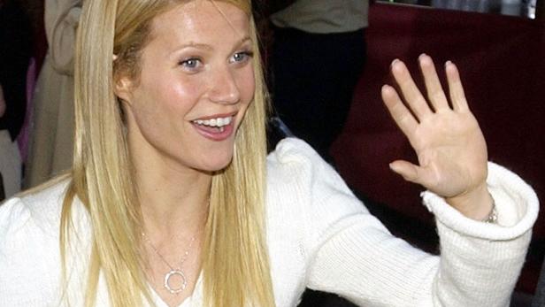 ACTRESS GWYNETH PALTROW WAVES TO FANS AS SHE ARRIVES THE PREMIERE OF"AUSTIN POWERS IN GOLDMEMBER".